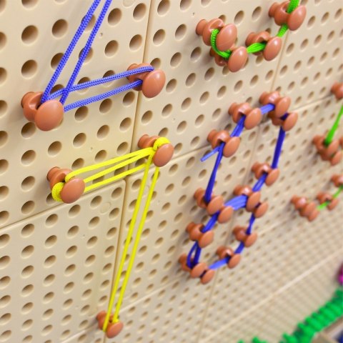 MASTERKIDZ Zestaw Kołeczki i Sznurki - Do Tablicy Naukowo-Kreatywnej STEM Masterkidz MASTERKIDZ Zestaw Kołeczki i Sznurki - Do Tablicy Naukowo-Kreatywnej STEM Masterkidz
