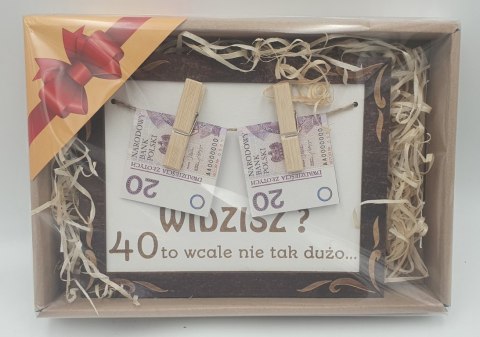 Ramka "widzisz 40 to wcale nie tak dużo ... " w ozdobnym kartoniku 28 x 20 cm NAMI-wyroby z drewna Ramka "widzisz 40 to wcale nie tak dużo ... " w ozdobnym kartoniku 28 x 20 cm NAMI-wyroby z drewna