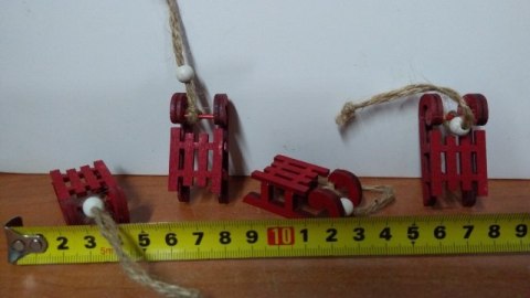 Zawieszka 4szt. SANKI DREWNIANE CZERWONE 5cm | JK-2367-R CANEA Zawieszka 4szt. SANKI DREWNIANE CZERWONE 5cm | JK-2367-R CANEA