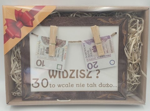 Urodzinowa ramka na pieniądze "Widzisz..." 30-tka 28 x 20 cm. | P1291P30 NAMI-wyroby z drewna Urodzinowa ramka na pieniądze "Widzisz..." 30-tka 28 x 20 cm. | P1291P30 NAMI-wyroby z drewna
