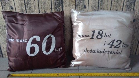 Poduszka obustronna 40x40 URODZINY 60-tka AARON-humor Poduszka obustronna 40x40 URODZINY 60-tka AARON-humor